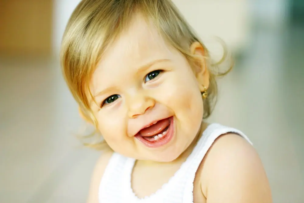 سلام، پدر و مادر های عزیز، وقت آن است که با یکی از ماجراهای متعدد در سفر کوچولوی خود مقابله کنید: دندان درآوردن نوزاد! خودتان را برای آن لبخندهای دندانی شیرین و برخی لحظات اشک آور آماده کنید. در این مقاله، همه چیزهایی را که باید در مورد دندان درآوردن نوزاد بدانید و رایج‌ترین علائمی که باید مراقب آن باشید، را به شما آموزش می‌دهیم و به شما کمک می کنیم تا نوزاد در حال دندان درآوردن خود را آرام کنید